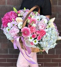 Композиция солнечный день в Вожеге Цветочная композиция из Розы, Хризантемы, Пионы и Лизиантусы в корзине в Вожеге